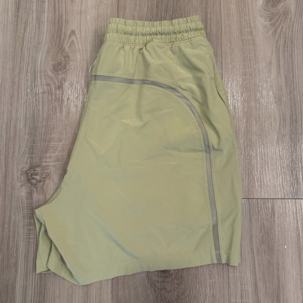 Men's Lululemon Lined Pacebreaker Shorts 5" in Yellow-Green - Picture 3 of 4
